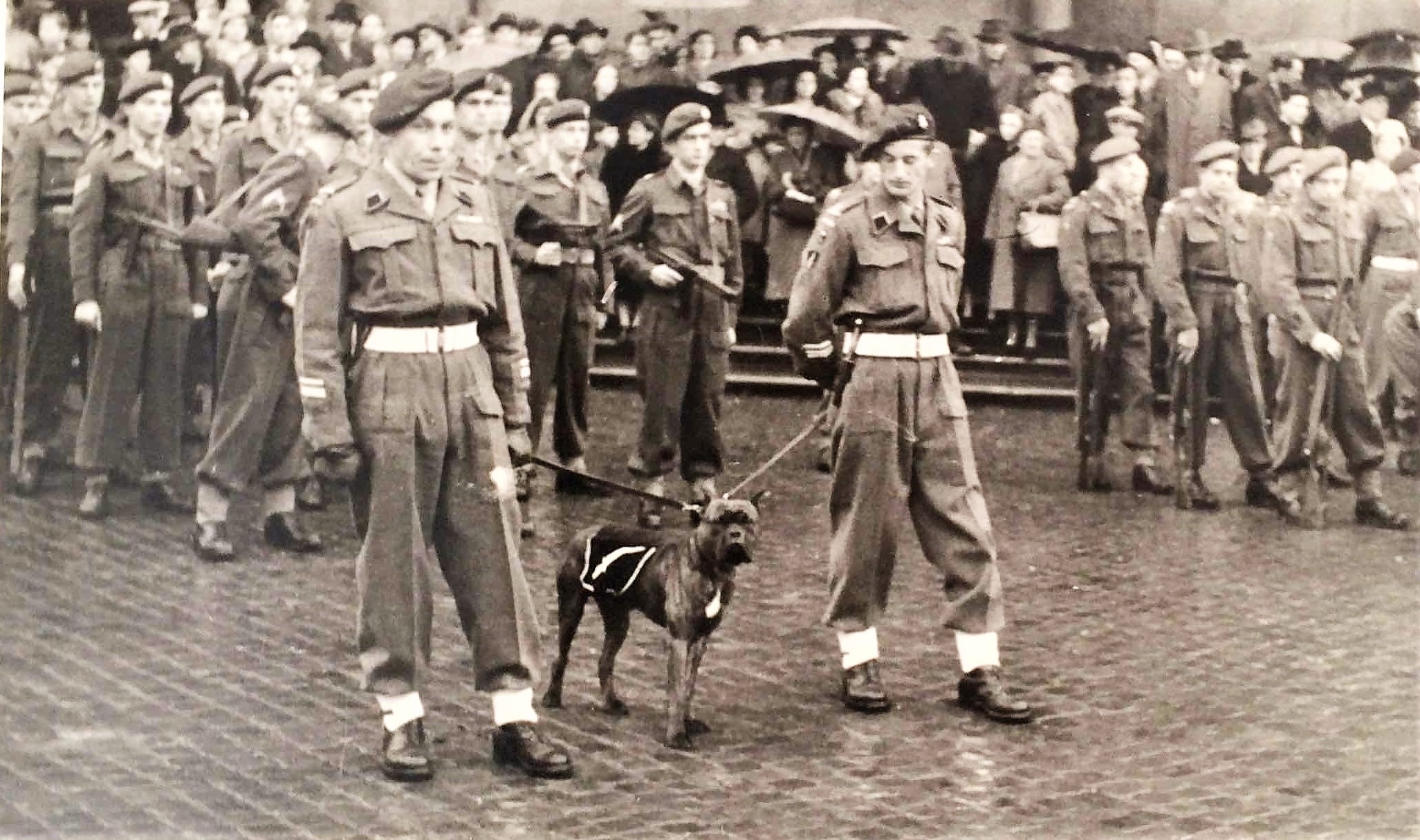 Leon rombeau 1951 remise de berets la mascotte baltanek